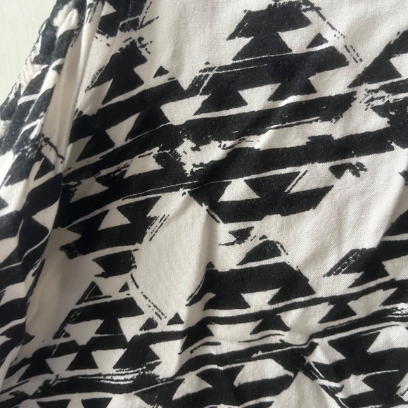 Black & White Triangle Patterned Tank Top, Mossino Supply Co., Size L - Picture 3 of 6